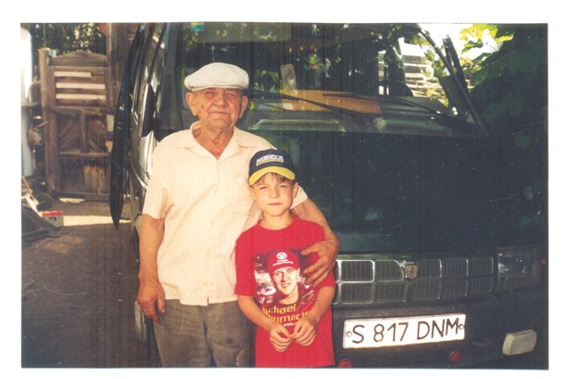 Дедушка и внук Никита, 2003 год.jpg