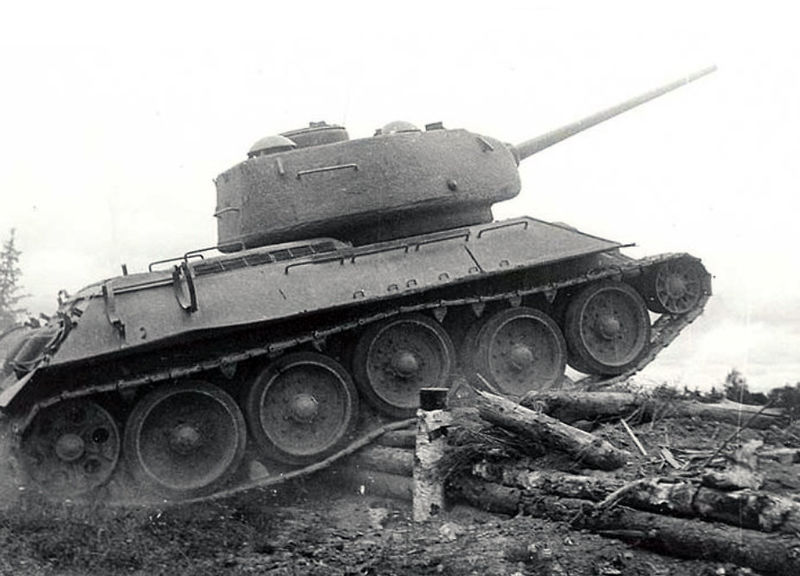Файл:T-34-v-nastuplenii.jpg