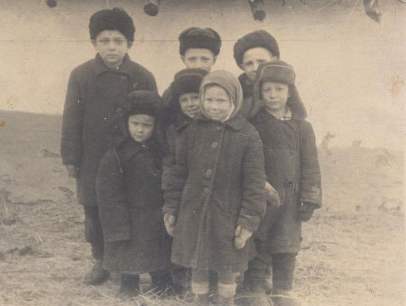 Файл:Никончук Валера с деревенскими друзьями. 1959г..jpg