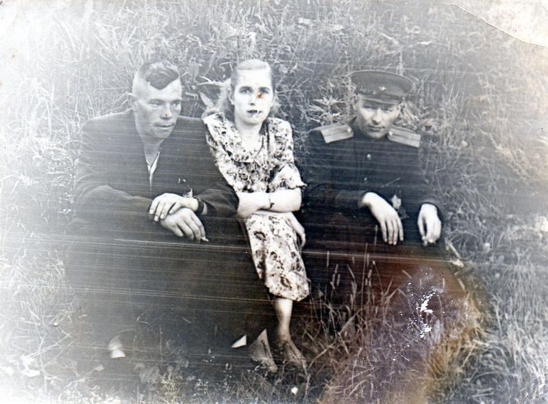 Файл:Як Ив с женой и братом жены Магчаров Николай Григор. (фронтовик, ветеран ВОВ) 1953г..jpg