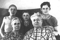 Родители: Мария Терентьевна и Кирилл Константинович 2 ряд: слева направо: братья Александр, Виктор, Николай