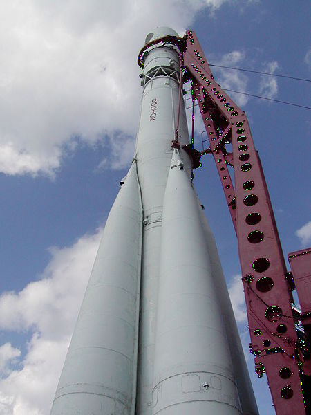 Файл:Калуга. Копия гагаринской ракеты-носителя Восток-1 на территории Музея космонавтики.jpg
