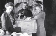Активистка Гайиаиова (справа) готовит посылку бойцам. Фото 1942 г..jpg