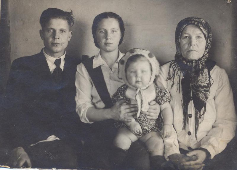 Файл:Супруги Шубины с дочкой Людой, Н. М. Шубина 1949 г..jpg