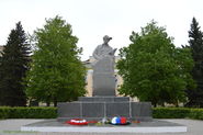 Памятник Лене Голикову.jpg