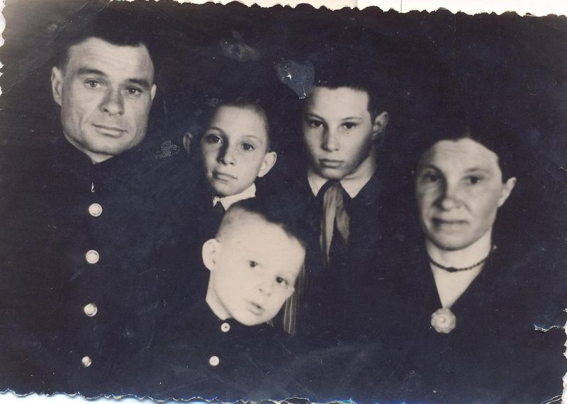 Файл:Супруги Никончук Никита Михайлович и Анна Антоновна с сыновьями.jpg